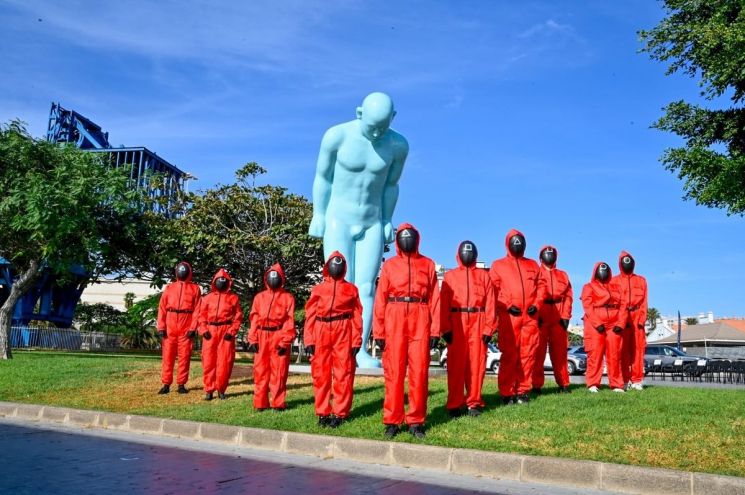 스페인령 카나리아 제도 라스팔마스의 라루스항에서 한·스페인 수교 75주년을 기념해 한인 어부들의 노고를 기리는 조각상 '그리팅맨' 제막식이 열린 가운데 '오징어게임' 복장을 한 한류 팬들이 기념 촬영을 하고 있다. 주스페인 대사관 라스팔마스 분관