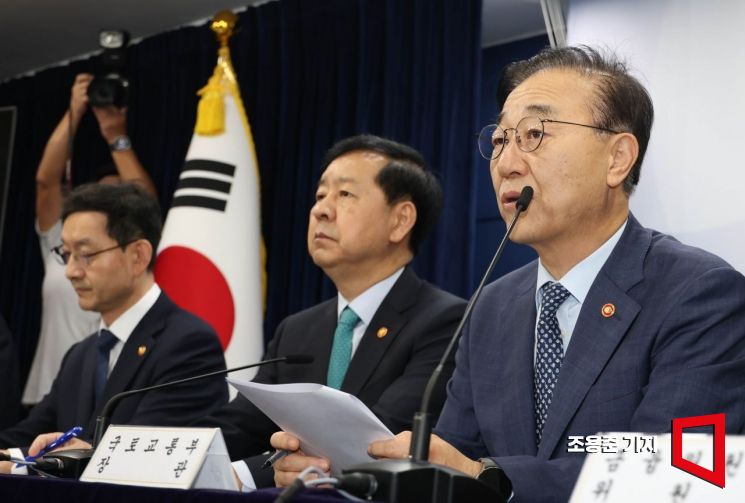 김윤덕 국토교통부 장관이 15일 서울 종로 정부서울청사에서 열린 주택시장 안정화 대책 합동브리핑에 참석, 부동산 대책을 발표하고 있다. 이날 발표에는 구윤철 경제부총리 겸 기획재정부 장관을 비롯해 이억원 금융위원장, 윤창렬 국무조정실장, 임광형 국세청장이 참석했다. 조용준 기자