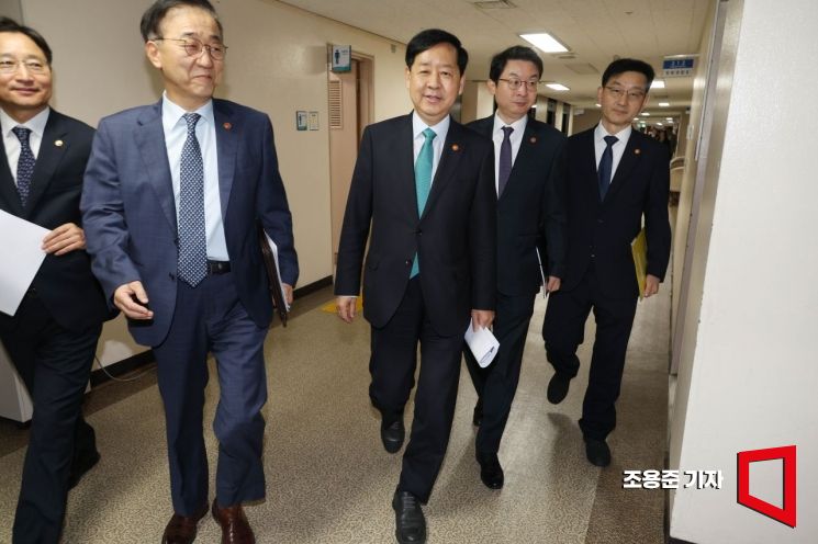 [포토] 부동산 대책 발표 위해 입장하는 구윤철 경제부총리