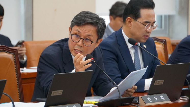 지난 14일 열린 기획재정부 국정감사에서 질의하고 있는 안도걸 더불어민주당 의원. 안도걸 의원실 제공
