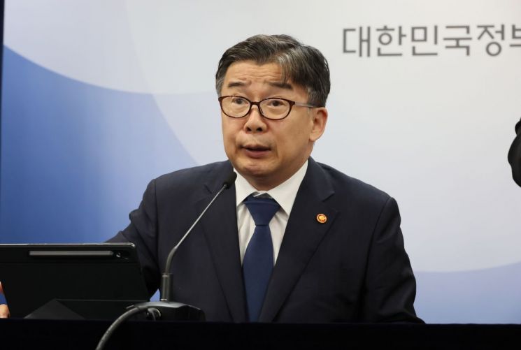 Yoo Cheolhwan, Chairman of the Anti-Corruption and Civil Rights Commission, is speaking at the Government Complex Seoul. Photo by Yonhap News