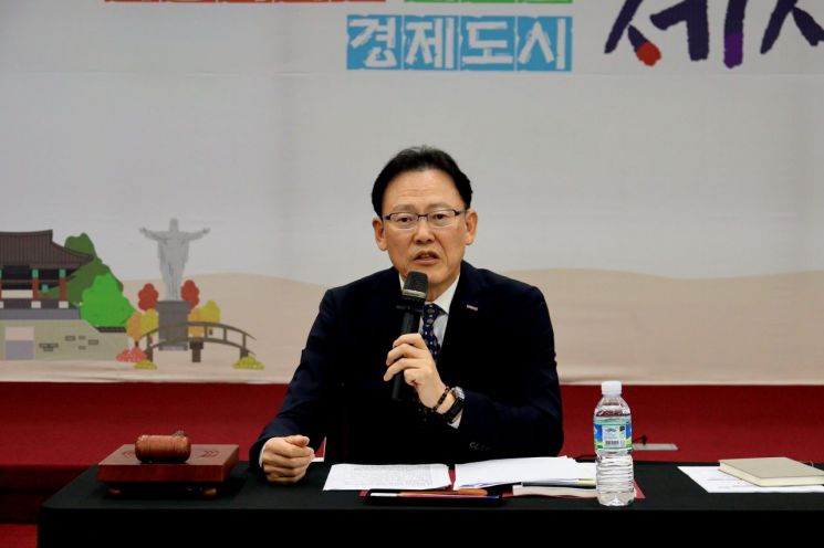 이노비즈협회 2025년 제4차 정기이사회에서 정광천 회장이 인사말을 하고 있다. 이노비즈협회