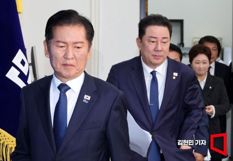 정청래 더불어민주당 대표와 김병기 원내대표가 15일 국회에서 열린 최고위원회의에 참석하고 있다. 2025.10.15 김현민 기자