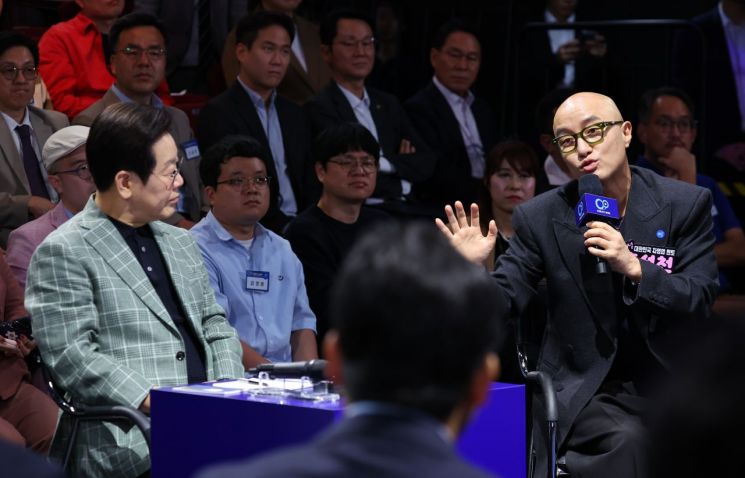 이재명 대통령이 14일 서울 동대문구 콘텐츠문화광장에서 열린 디지털토크라이브 '국민의 목소리, 정책이 되다' 간담회에서 자영업 멘토로 참석한 방송인 홍석천 씨의 발언을 듣고 있다. 연합뉴스