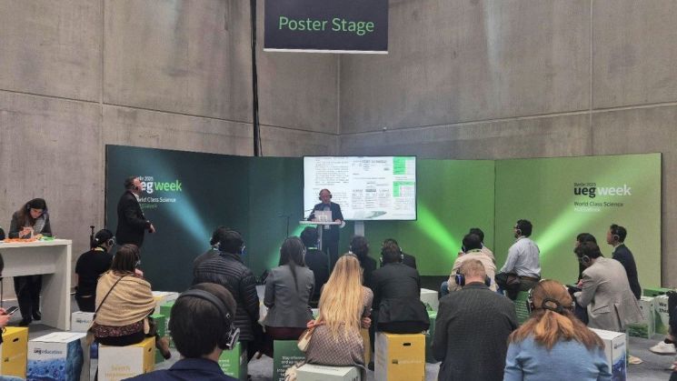 이달 4일 열린 2025 유럽소화기학회에서 연구팀이 케이캡 헬리코박터 제균 임상 결과를 발표하고 있다. HK이노엔