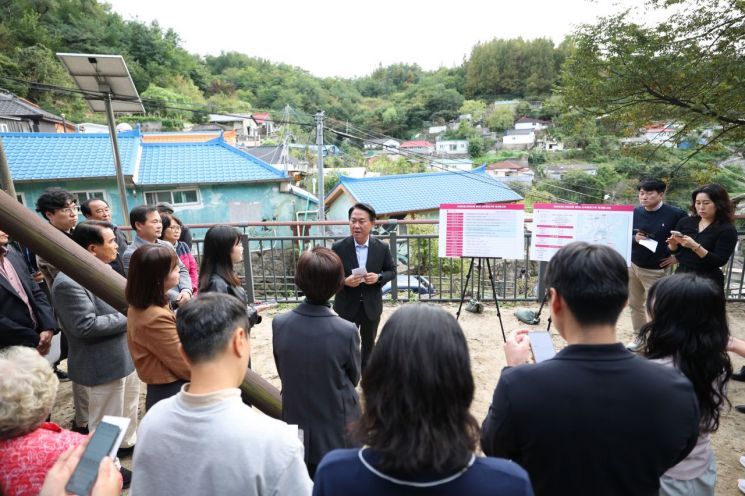 이성헌 서대문구청장이 14일 홍제동 개미마을에서 열린 프레스투어에서 ‘개미마을 일대 신속통합기획 재개발사업’을 브리핑하고 있다. 서대문구 제공.