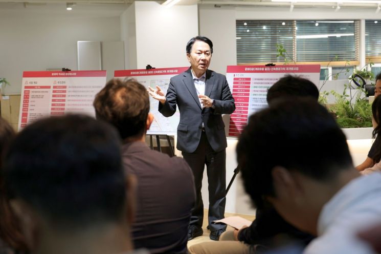 이성헌 서대문구청장이 14일 유진상가 내 서대문구 일자리플러스센터에서 열린 프레스투어에서 ‘홍제역 역세권 활성화사업’을 브리핑하고 있다. 서대문구 제공.