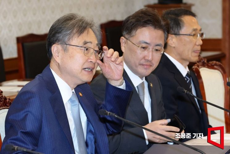 [포토] 대화하는 조현 외교부 장관