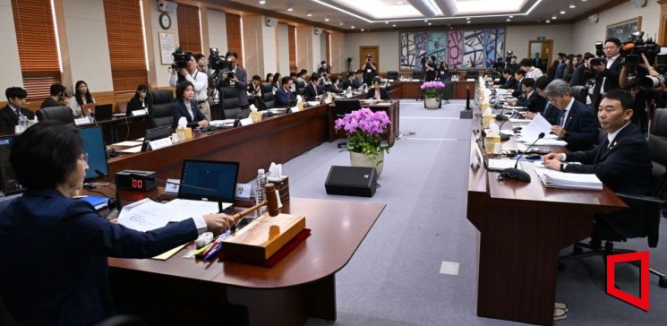 15일 서울 서초구 대법원에서 열린 국회 법제사법위원회 '현장 국정감사'에서 추미애 법사위원장이 감사 시작을 선언하고 있다. 2025.10.15 국회사진기자단