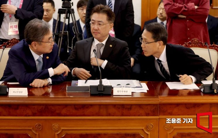 [포토] 대화하는 조현 외교장관과 유재성 경찰청장직무대행