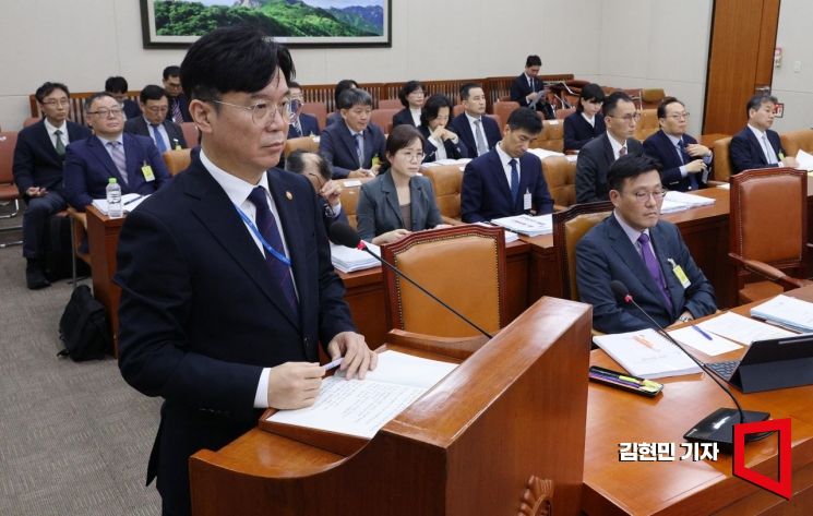 김영훈 고용노동부 장관이 15일 국회에서 열린 고용노동부에 대한 국회 기후에너지환경고용노동위원회의 국정감사에서 업무보고를 하고 있다.