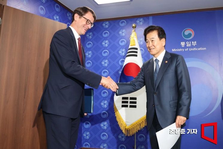 [포토] 악수하는 필립 베르투 주한프랑스대사와 정동영 장관