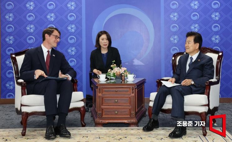 [포토] 주한프랑스 대사 접견하는 정동영 장관