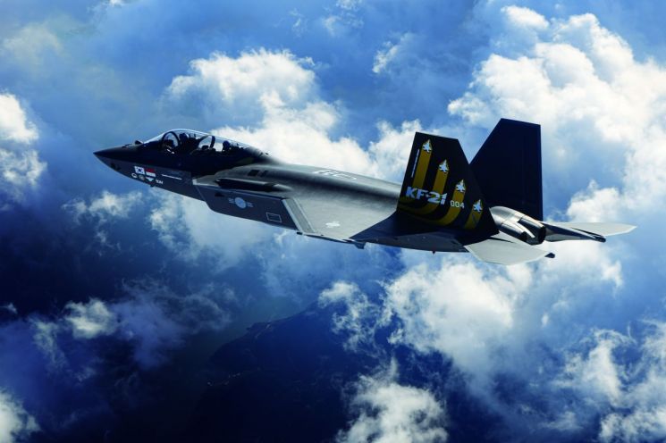 The AESA radar has undergone more than 200 tests in the air so far. Its performance was flawless. Last year, it received a "provisionally fit for combat" certification from the Defense Acquisition Program Administration and began mass production. Starting this year, the AESA radar will be sent to Korea Aerospace Industries (KAI) to be installed on the KF-21 fighter jet. (Photo by Korea Aerospace Industries)