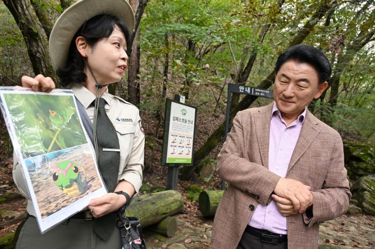 김동근 시장이 지난 14일 북한산국립공원 의정부 구간(회룡탐방로)에서 국립공원공단 자연환경해설사와 함께하는 현장 탐방 및 소통의 시간을 갖고 있다. 의정부시 제공