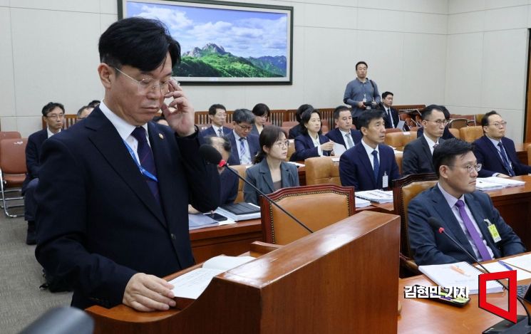 김영훈 고용노동부 장관이 15일 국회에서 열린 고용노동부에 대한 국회 기후에너지환경고용노동위원회 국정감사에서 업무보고를 하고 있다.
