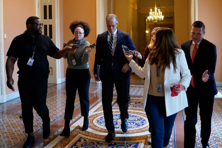 존 튠 미 공화당 원내대표가 14일(현지시간) 상원 임시예산안 표결을 하러 가고 있다. 로이터연합뉴스
