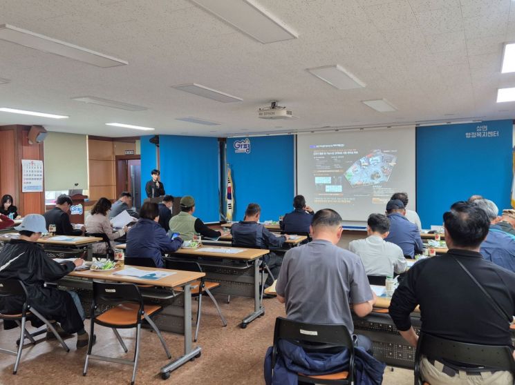 가평군이 지난 14일 상면 행정복지센터에서 '상면 기초생활거점조성사업 기본계획 수립'을 위한 착수보고회 및 주민설명회를 열고 있다. 가평군 제공