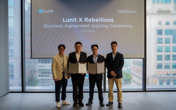 김광정 리벨리온 비즈니스 총괄(사진 왼쪽부터), 박성현 대표, 서범석 루닛 대표, 유성원 CTO가 지난달 30일 서울 강남구 루닛 본사에서 열린 '글로벌 AI 사업개발 업무협약식(MOU)'에서 양해각서 서명 후 기념촬영을 하고 있다. 루닛
