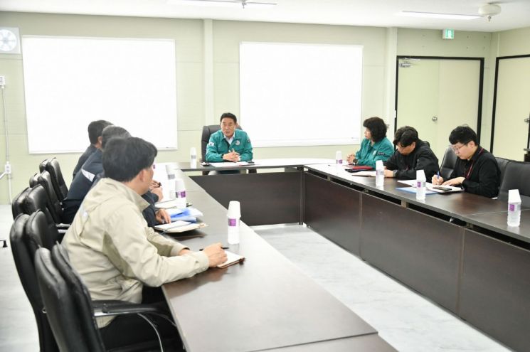 백영현 포천시장이 지난 14일 옥정~포천 광역철도 건설현장을 방문해 추진 상황을 점검하고 있다. 포천시 제공