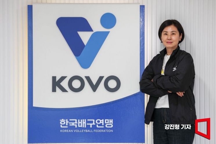 전영아 한국배구연맹 심판위원장이 15일 서울 마포구 한국배구연맹에서 인터뷰에 앞서 포즈를 취하고 있다. 강진형 기자
