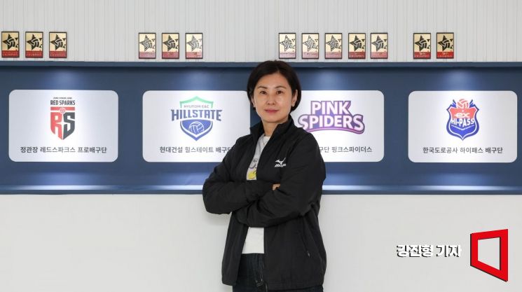 전영아 한국배구연맹 심판위원장이 15일 서울 마포구 한국배구연맹에서 인터뷰에 앞서 포즈를 취하고 있다. 강진형 기자