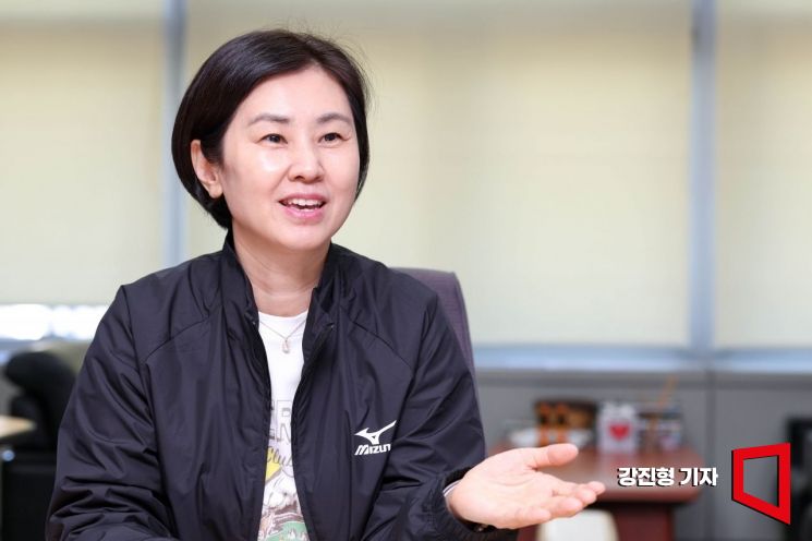 전영아 한국배구연맹 심판위원장이 15일 서울 마포구 한국배구연맹에서 인터뷰 하고 있다. 강진형 기자