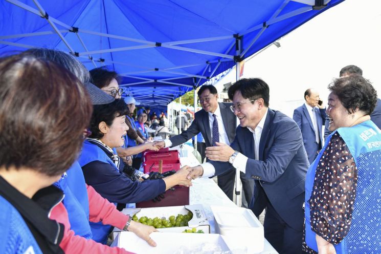 김병수 시장이 읍면동별 오찬 장소에서 어르신 및 봉사자들과 인사를 나누며 소통하고 있다. 김포시 제공