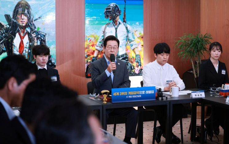 이재명 대통령이 15일 국내 게임사 크래프톤의 게임ㆍ문화 플랫폼 서울 성동구 '펍지 성수'에서 열린 K-게임 현장 간담회에서 발언하고 있다. 연합뉴스