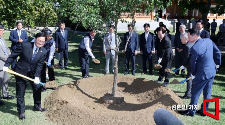 [포토] 국회 사회적대화 공동 선언 기념 식수