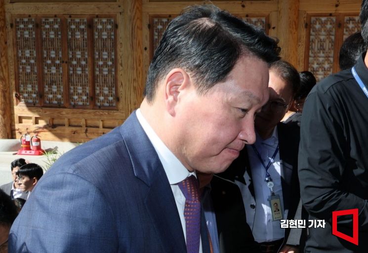 최태원 대한상공회의소 회장이 15일 국회 사랑재에서 열린 사회적 대화 공동선언식장으로 들어서고 있다.
