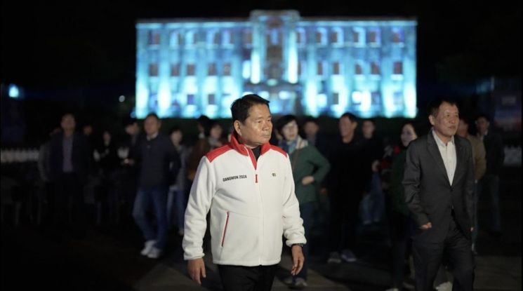 신경호 강원특별자치도교육감이 15일 '2025 국가유산 미디어아트 철원 노동당사' 행사를 방문하고 있다. 강원특별자치도교육청 제공