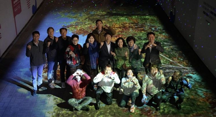 강원특별자치도교육청 신경호 교육감과 17개 교육지원청 교육장 등이 '2025 국가유산 미디어아트 철원 노동당사' 행사를 방문해 기념촬영을 하고 있다. 강원특별자치도교육청 제공