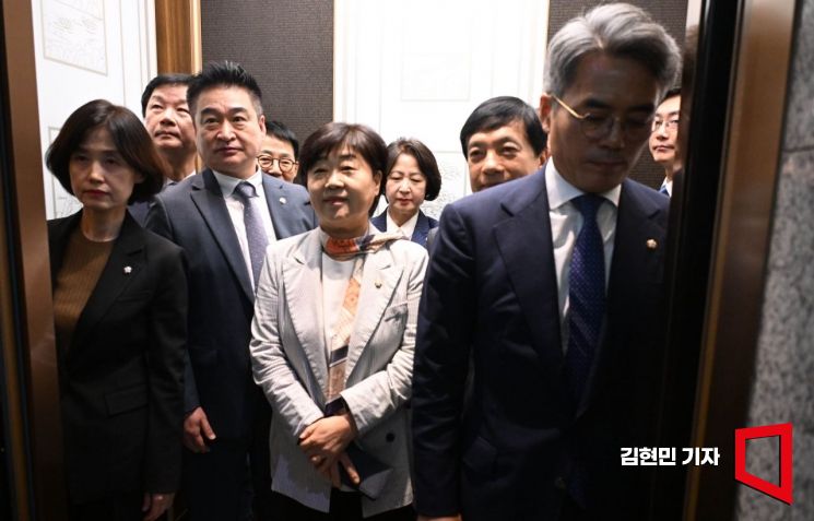 15일 서울 서초구 대법원에서 열린 국회 법제사법위원회 '현장 국정감사'에 앞서 열린 전체회의에서 추미애 위원장이 대법원장의 대선 개입 의혹과 관련해 사건 수사기록에 대한 전자문서 접속 로그기록을 확인하러 이동 하고 있다. 2025.10.15 국회사진기자단