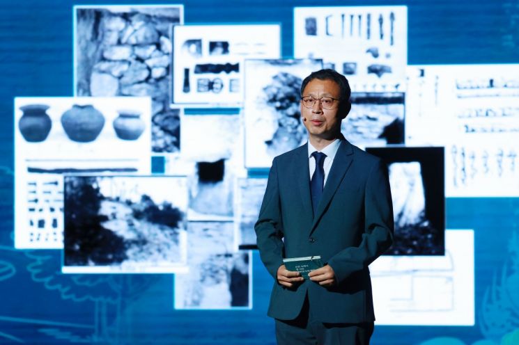 지난 6월 서울 중구 한국의 집에서 열린 공주 무령왕릉과 왕릉원 조사성과 기자간담회에서 황인호 국립부여문화유산연구소장이 성과 발표를 하고 있다. 연합뉴스