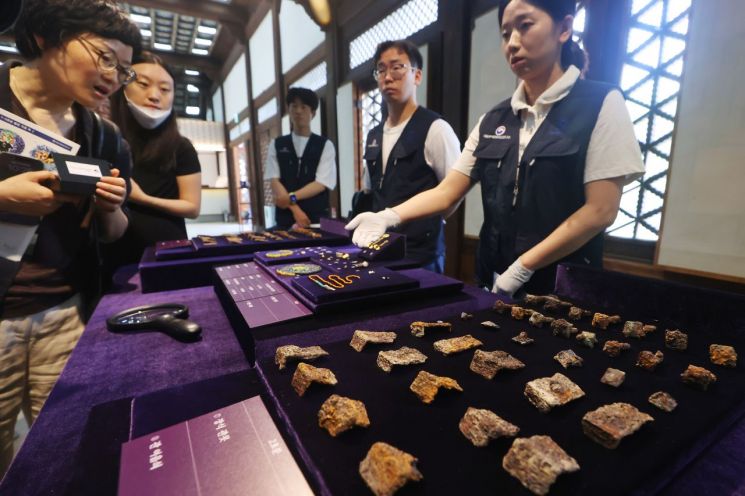 지난 6월 서울 중구 한국의 집에서 열린 공주 무령왕릉과 왕릉원 조사성과 언론공개회에서 참석자들이 유물을 살펴보고 있다. 연합뉴스