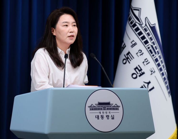 강유정 대통령실 대변인이 9일 용산 대통령실에서 이스라엘 군의 한인 탑승 선박 나포 관련 브리핑을 하고 있다. 연합뉴스