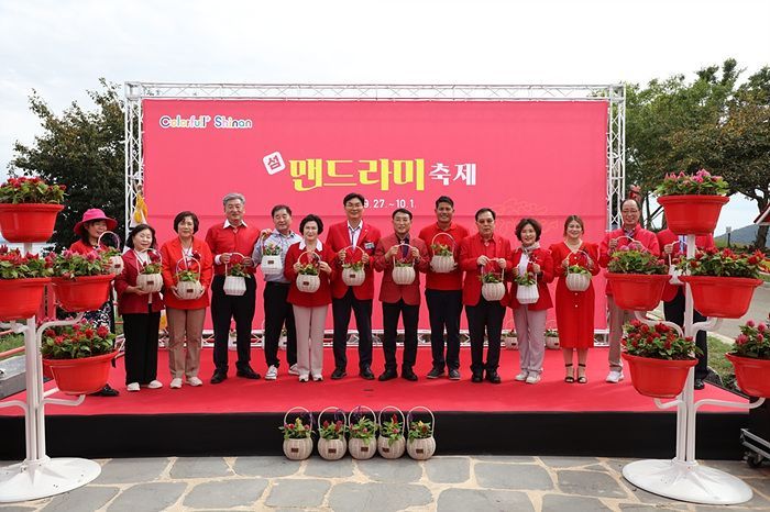 신안군, '2025 섬 맨드라미 축제' 성료