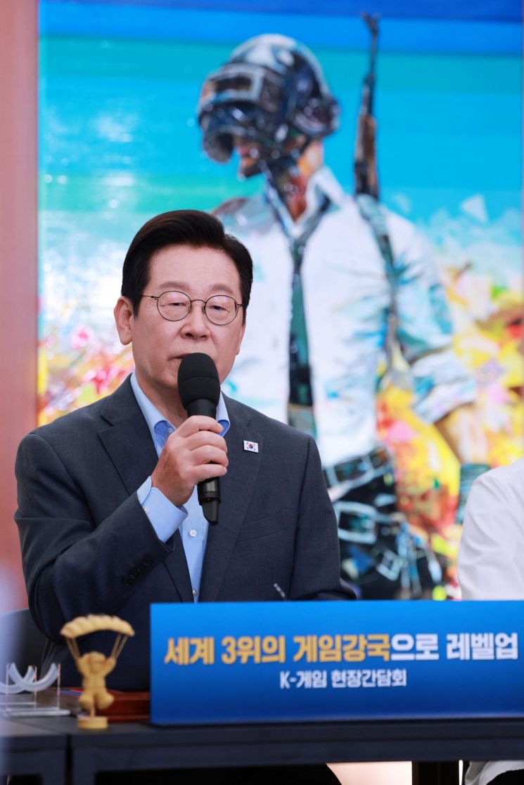 이재명 대통령이 15일 국내 게임사 크래프톤의 게임ㆍ문화 플랫폼 서울 성동구 '펍지 성수'에서 열린 K-게임 현장 간담회에서 발언하고 있다. 연합뉴스