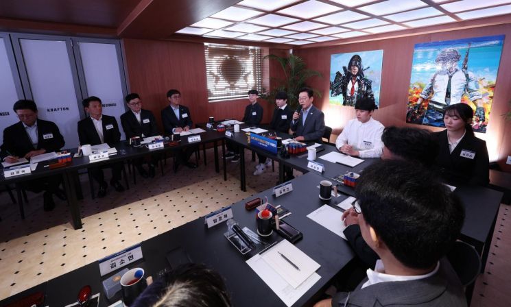 이재명 대통령이 15일 국내 게임사 크래프톤의 게임ㆍ문화 플랫폼 서울 성동구 '펍지 성수'에서 K-게임 현장 간담회를 하고 있다. [대통령실통신사진기자단]