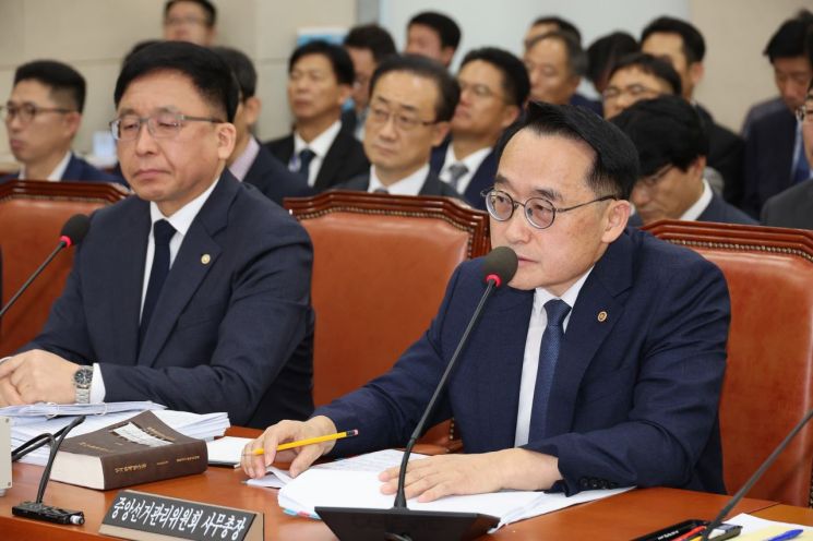 허철훈 중앙선거관리위원회 사무총장이 15일 서울 여의도 국회에서 열린 행정안전위원회의 중앙선거관리위원회, 인사혁신처 등에 대한 국정감사에서 질의에 답하고 있다. 연합뉴스