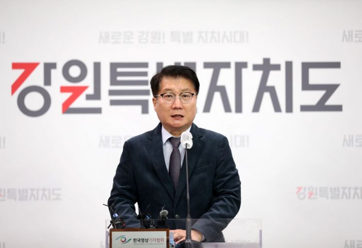 여중협 강원특별자치도 행정부지사는 15일 도청 브리핑룸에서 기자회견을 하고 있다. 강원특별자치도 제공