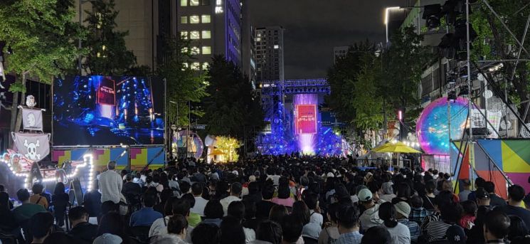15일 오후 광주 동구 금남로 일대에서 제22회 광주 추억의 충장축제 개막쇼가 진행되고 있다. 민찬기 기자