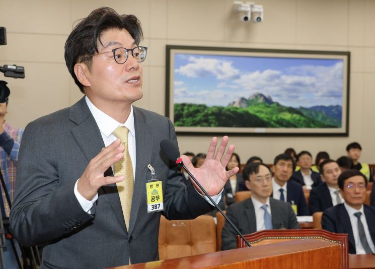 정종철 쿠팡풀필먼트서비스(CFS) 대표이사가 15일 서울 여의도 국회에서 열린 고용노동부에 대한 기후에너지환경고용노동위원회 국정감사에서 의원 질의에 답변하고 있다. 연합뉴스.