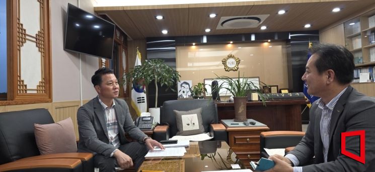 강영구 예천군의회 의장이 아시아경제 본지 기자와 인터뷰 하고 있다.