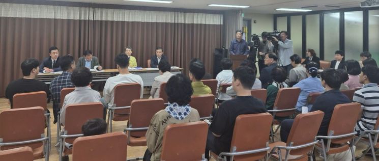 15일 오후 광주 북구 중흥1동 행정복지센터에서 열린 도시철도 2호선 공사 피해 주민설명회 현장. 송보현 기자