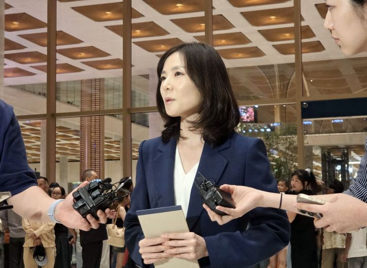 15일(현지시간) 오후 캄보디아 수도 프놈펜 인근 테초 국제공항에서 정부 합동대응팀 단장인 김진아 외교부 2차관이 취재진 질문에 답변하고 있다. 연합뉴스