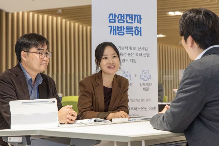 15일 경기도 수원컨벤션센터에서 개최된 '2025 우수기술 설명회'에서 삼성전자 관계자와 협력회사 참석자들이 특허 무상 이전 상담을 진행하고 있다. 삼성전자