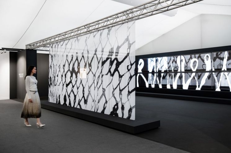 런던에서 전통 수묵화를 만나다…LG전자 '투명 올레드 TV' 미디어 아트 전시