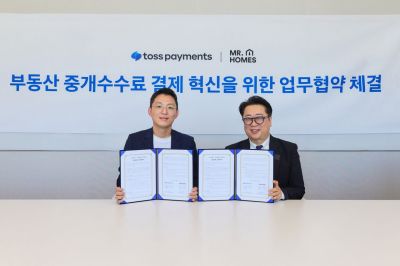 서울 강남구 역삼동 토스페이먼츠 본사에서 열린 업무협약식에서 우송수 토스페이먼츠 사업총괄(왼쪽부터)과 고상철 미스터홈즈 대표가 기념촬영을 하고 있다. 토스페이먼츠